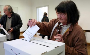 Une électrice dépose son bulletin de vote dans l'urne à l'occasion des législatives, le 8 novembre 2015 à Zagreb