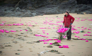 Des milliers de bidons de lessive se sont échoués sur cette plage de Cornouailles, en Angleterre.