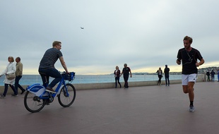Sportifs et voitures se côtoient sur la promenade des Anglais de Nice.