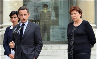 Nicolas Sarkozy a fait lundi une rentrée politique à bride abattue, tenant trois réunions ministérielles sur l'économie, l'immigration et la délinquance sexuelle, et annonçant notamment des hôpitaux fermés pour les pédophiles jugés dangereux à la fin de leur peine.