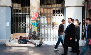 Un SDF allongé sur un trottoir de la canebière à Marseille