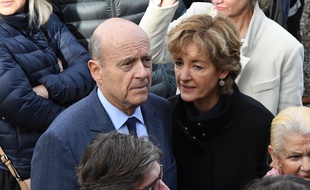 Le candidat était accompagné de sa femme.