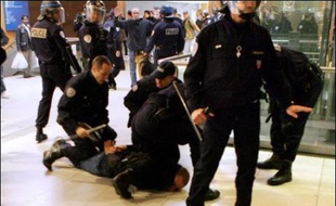 Aux cris de "Sarkozy, enc...!", "Police partout, justice nulle part!" ou "A bas l'Etat, les flics et les patrons !", les jeunes émeutiers avaient insulté policiers et gendarmes, dont certains en tenue anti-émeute.