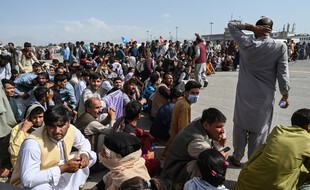 Des centaines de personnes tentent de fuir l'Afghanistan à l'aéroport de Kaboul, le 17 août 2021.