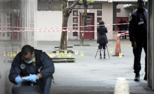 Des policiers devant un immeuble après une fusillade le 30 avril 2015 à Saint-Ouen