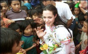 "J'ai fini par concentrer (mes efforts) sur les réfugiés. D'abord, je suis allée au Cambodge et j'ai appris beaucoup de choses sur la situation sur place et les réfugiés", a rappelé Angelina Jolie, racontant avoir eu un déclic après avoir lu un livre sur les Nations unies et ses actions dans le monde.