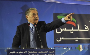 Le candidat aux élections présidentielles et ancien Premier ministre, Ali Benflis lors d'une conférence de presse le 15 avril 2014.