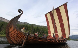 Un drakkar, un reproduction d'un bâteau de l'époque des Vikings, qui accueille des lycéens norvégiens suivant des cours dédies à cette période de l'histoire