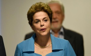 La présidente de gauche du Brésil Dilma Rousseff arrive pour donner une conférence de presse au palais Planalto (présidence) à Brasilia, le 18 avril 2016, au lendemain du vote sur sa destitution