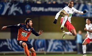 Lucas au duel avec Mathieu Deplagne lors de Montpellier-PSG le 5 janvier 2015.