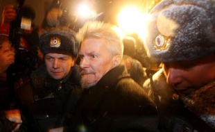 L'écrivain Edouard Limonov a été brièvement interpellé lundi pour avoir tenté de participer à un rassemblement non autorisé à Moscou, qui a abouti à l'interpellation d'une vingtaine d'autres opposants, ont rapporté les agences de presse russes.