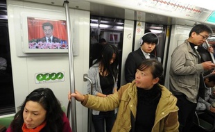 Le président Hu Jintao a appelé jeudi à un "nouveau modèle de croissance" pour la Chine, confrontée à un net ralentissement économique, qui s'accompagnerait de la fin des privilèges du puissant secteur étatique et d'une réorientation vers la consommation intérieure.