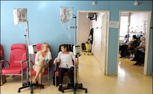 Deux femmes durant leur séance de chimiothérapie à l’Hôpital de jour du service d'hematologie de la Pitie Salpetriere. (Illustration)