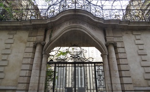 A Bordeaux, le 17 janvier 2016, l'Hôtel Ragueneau, un bâtiment du 17 e siècle qui abritait les archives municipales va être mis en vente par la Ville.