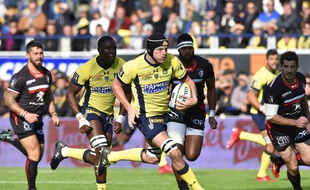 Le Clermontois Arthur Iturria inscrit le premier essai de l'ASM face au Stade Toulousain, le 9 octobre 2016 au stade Michelin.