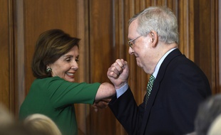Nancy Pelosi et Mitch McConnell se saluent du coude le 12 mars 2020.