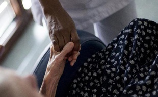 Le service civique permet aux 16-25 ans d'effectuer une mission d'intérêt général de six à douze mois par exemple auprès de personnes âgées