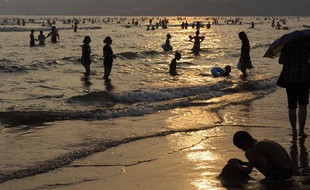 En Chine, la Nina a réchauffé la température de surface des mers, comme à Qingdao où les baigneurs étaient nombreux en août 2010.