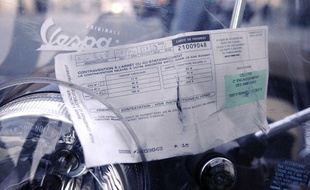 Un PV pour stationnement gênant à Paris sur un deux roues en janvier 2010.