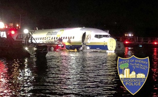 Les secours autour du Boeing qui a terminé son atterrissage dans un fleuve, à Jacksonville en Floride.