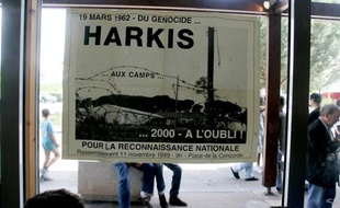 Une affiche aposée le 10 juin 2006 dans la salle des fêtes de Bias (Landes), où fut érigé un camp (1962-1983) de regroupement des harkis, après l'indépendance de l'Algérie