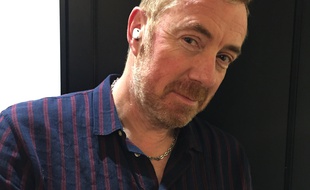 Christophe Séfrin, journaliste high-tech à « 20 Minutes », a testé les écouteurs AirPods Pro d'Apple, le 4 novembre 2019 à Paris