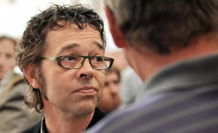Le docteur Nicolas Bonnemaison, le 13 septembre 2011, à la sortie du palais de justice de Pau