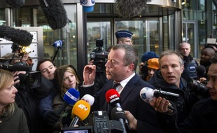 Le père de Jejoen Bontinck, un jeune présumé membre du groupuscule islamiste belge Sharia4Belgium, fait une déclaration à la presse, après le verdict du tribunal d'Anvers, le 11 février 2015