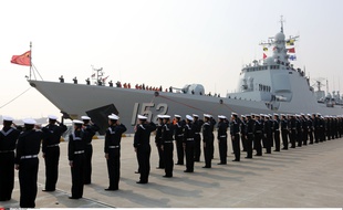 Des militaires chinois devant le destroyer Jinan dans le port de Zhoushan (Province de Zhejiang), le 5 février 2016.