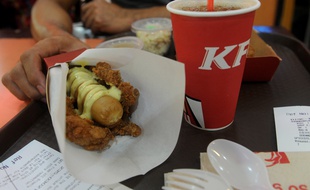 Le Double Down Burger de KFC aux Philippines.
