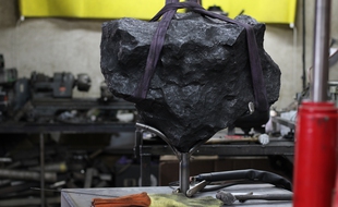 Le fragment de météorite pèse près de 200 kg.