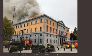 La mairie d'Annecy est en flammes, le 14 novembre 2019.