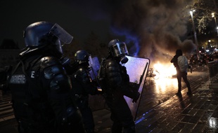 Des policiers lors de la manifestation contre la loi «sécurité globale» à Paris, le 5 décembre 2020.