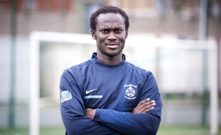 Le défenseur du Paris FC Jean-Michel Badiane, lors d'un entraînement au stade Déjérine, à Paris, le 7 décembre 2011 .
