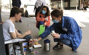 Paris, le 8 avril 2020. Myriam (à gauche) et Marie-Anne du Secours Catholique effectuent une maraude pour venir en aide aux sans-abri comme Jérémie, en pleine pandémie.