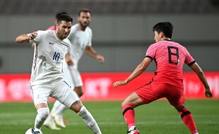 Andre-Pierre Gignac face au Coréen Kim Dong-hyun à Seoul le 16 juillet 2021. (Photo by Jung Yeon-je / AFP)