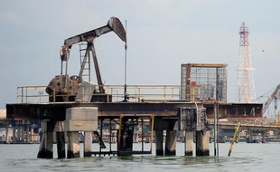 Vue d'un site pétrolier sur le lac de Maracaibo au Venezuela