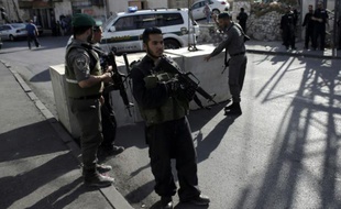 Les forces de sécurité israéliennes bloquent une route près d'un quartier palestinien à Jérusalem-est, le 14 octobre 2015