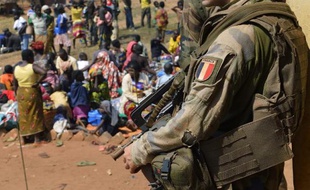 Un soldat français de l'opération Sangaris monte la garde le 19 janvier 2014 devant une église à Boali, au nord de Bangui
