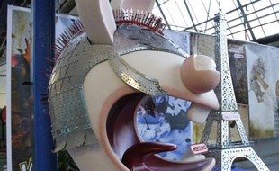 Des Lapins Crétins géants ont été placés dans l'usine de Meccano, à Calais.