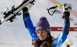 La Slovène Tina Maze a remporté le slalom géant de St-Moritz dimanche devant l'Allemande Viktoria Rebensburg et la Française Tessa Worley, signant sa troisième victoire en autant de géants de Coupe du monde de ski alpin cette saison.