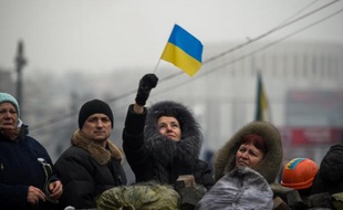 Après ses cours à l'université, Lioubov, 19 ans, va parler longuement avec les soldats juchés sur un camion qui assurent la protection du quartier gouvernemental à Kiev.