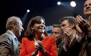 "Une nouvelle étape, sans rompre avec le passé": le maire de Paris socialiste Bertrand Delanoë a symboliquement transmis mardi le flambeau à son "héritière" Anne Hidalgo, candidate à sa succession, au cours de son premier grand meeting de campagne au Bataclan, dans le XIe arrondissement.