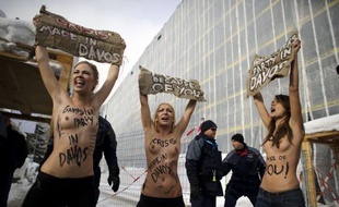 Des militantes du mouvement ukrainien Femen, dont les membres ont acquis leur notoriété en défilant les seins nus, ont brièvement manifesté samedi à Davos, où elles ont protesté contre les "gangsters" du Forum économique mondial (WEF).