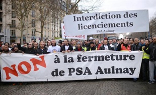 PSA Peugeot Citroën a assuré mercredi que "l'arrêt de la production est planifiée en 2014" dans son usine d'Aulnay-sous-Bois en région parisienne, comme prévu, alors que son directeur financier a dit qu'elle pourrait intervenir dès cette année.