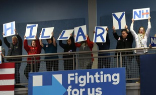 Des militants pendant un meeting d'Hillary Clinton, candidate à la primaire démocrate aux Etats-Unis, le 8 février 2016 à Manchester, dans le New Hanpshire