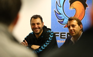 Jérôme Fernandez (à gauche), handballeur international du Fenix Toulouse, et le président Philippe Dallard, lors d'une conférence de presse, le 29 janvier 2014 à Toulouse.