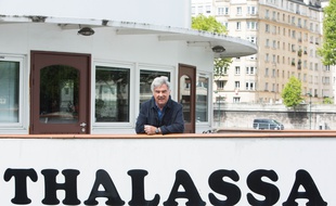 Georges Pernoud sur la péniche «Thalassa».