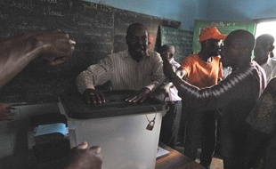 Dans un bureau de vote à Libreville (Gabon), le jour de l'élection présidentielle le 30 août 2009.