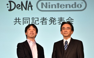 Isao Moriyasu, président de DeNA et Satoru Iwata, patron de Nintendo, annoncent un partenariat pour des jeux sur mobile, le 17 mars 2015.